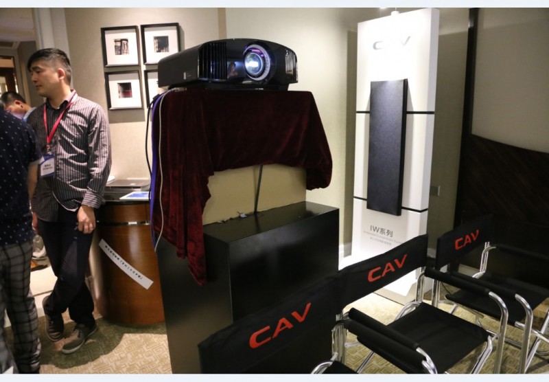 2014年4月18号的上海音响展会，索尼真4K投影机皆采用HD-V1000/15M